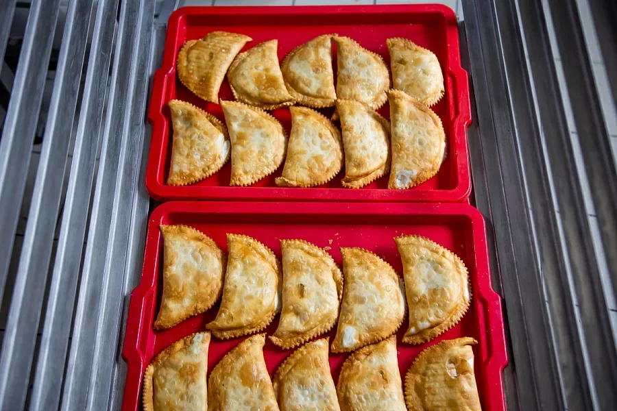 Как в Марьиной горке делают замороженные ягоды и чебуреки